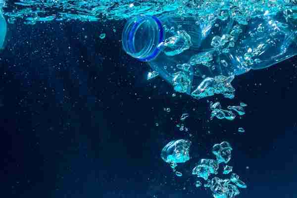 Tiny bubbles take on ocean plastic